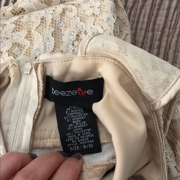 Lace dress - Picture 3 of 3